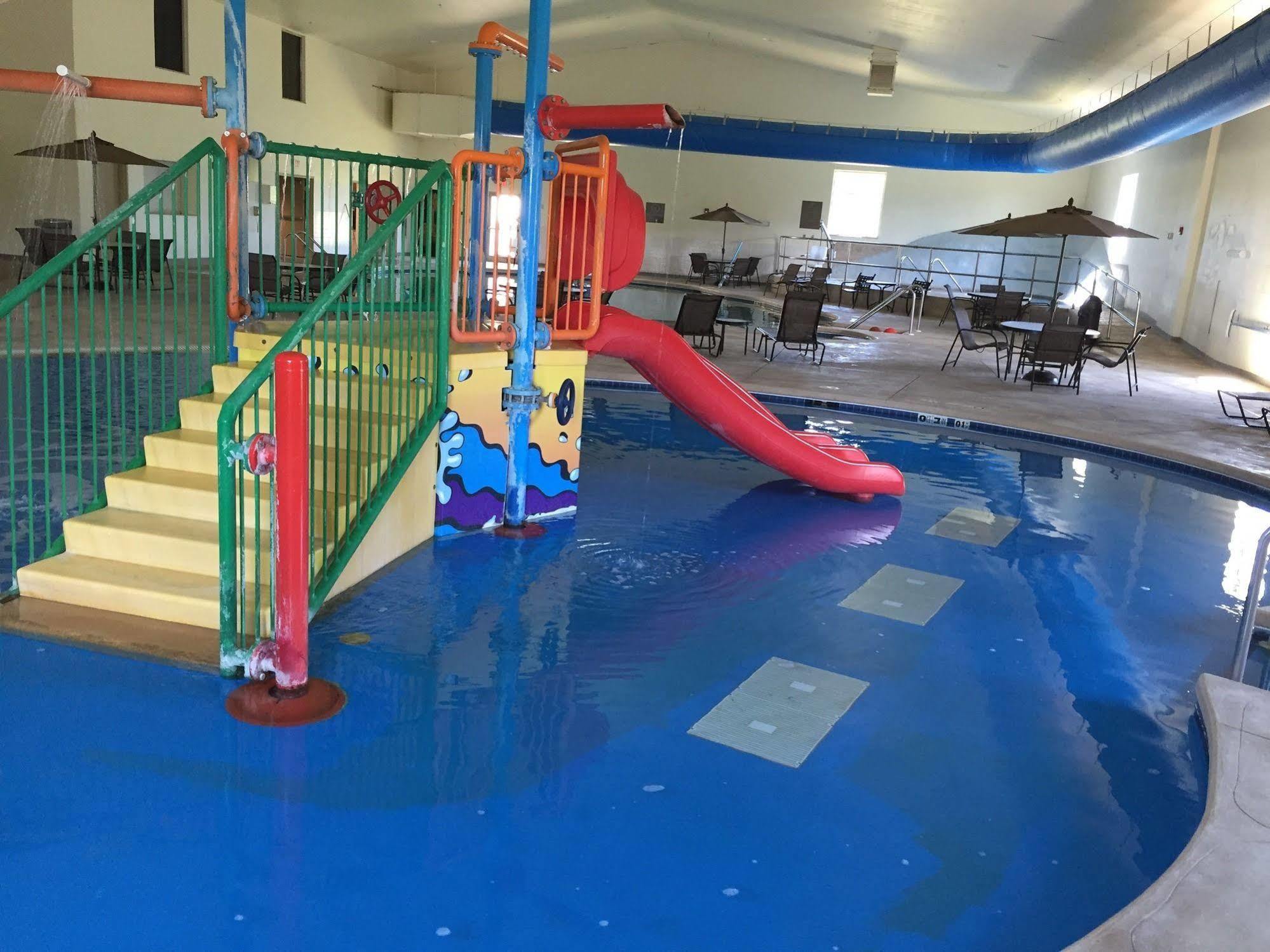 ホテル コンフォート スイーツ ジョンソン クリーク カンファレンスセンター Johnson Creek エクステリア 写真